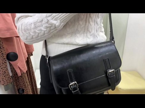 ❤️ 年轻婊子FeralBerry在试衣间用假阳具公开自慰 ❤❌ Sex video