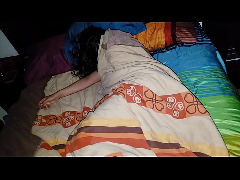 ❤️ 继子在年轻的继母睡觉时责骂她 ❤❌ Sex video